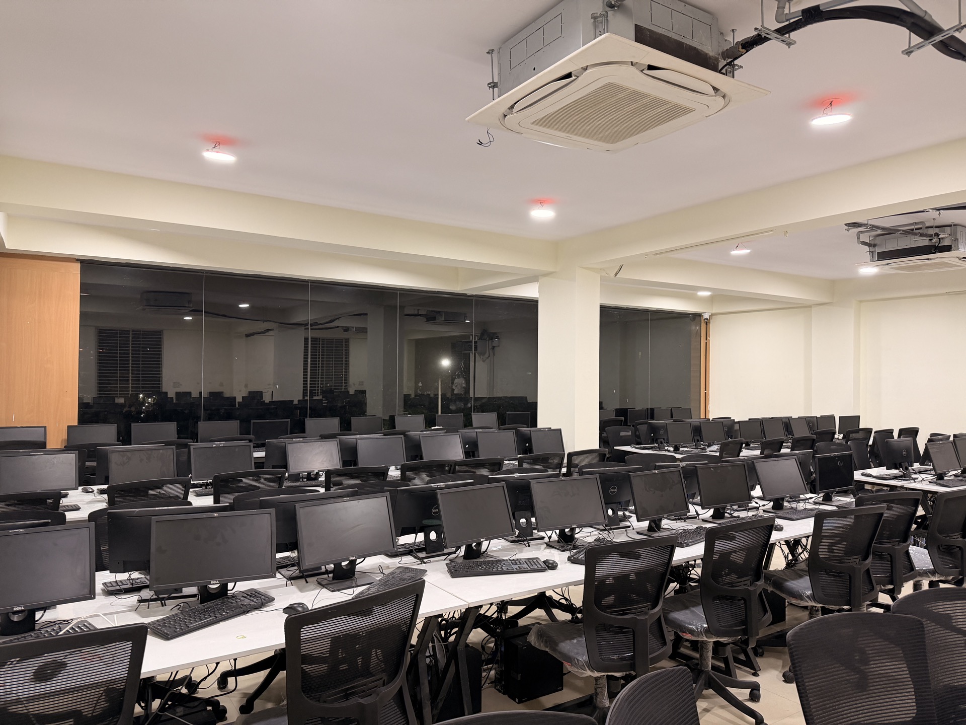 Large computer lab at 4Tune