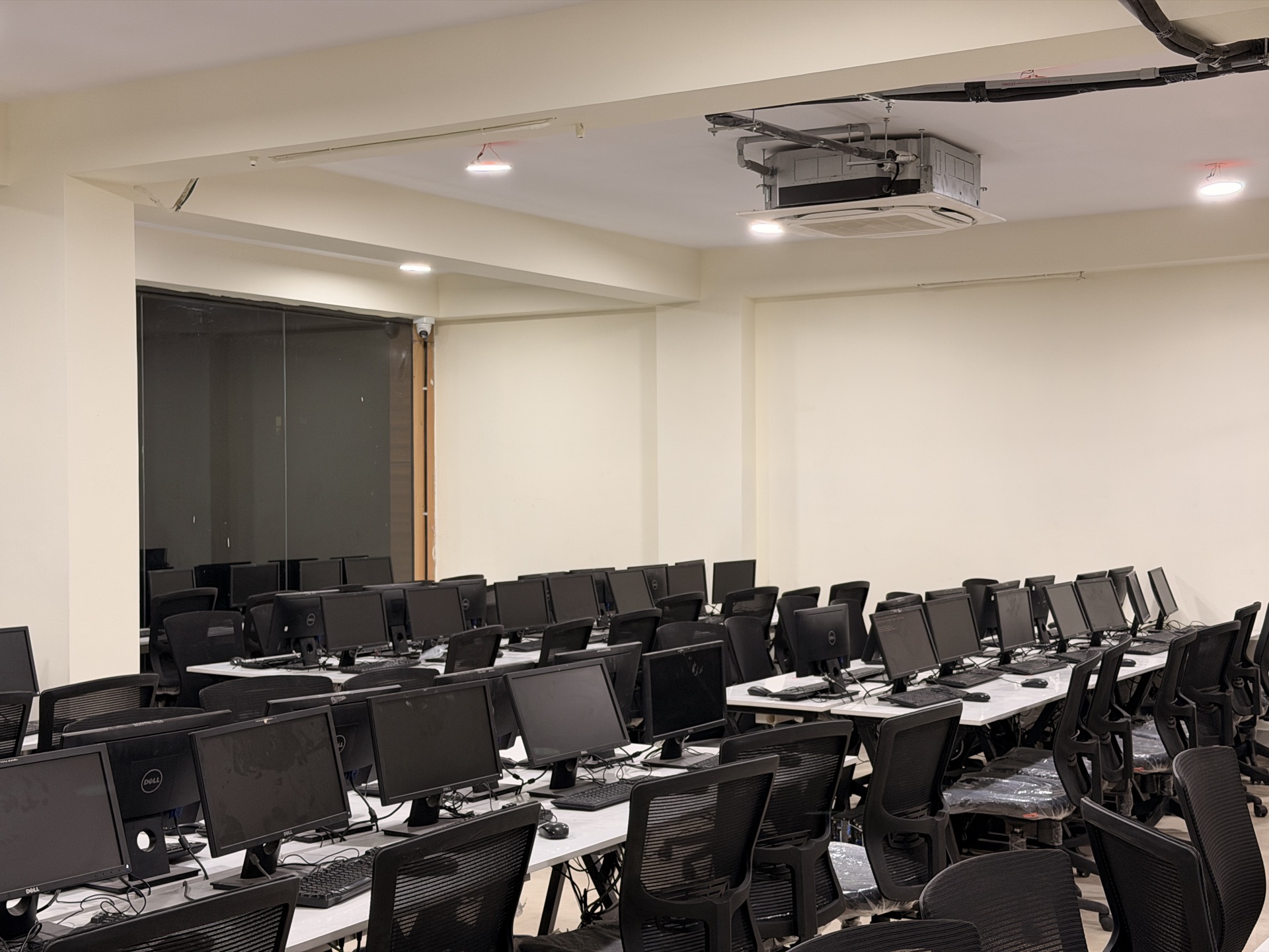 Computer systems and seating at 4Tune