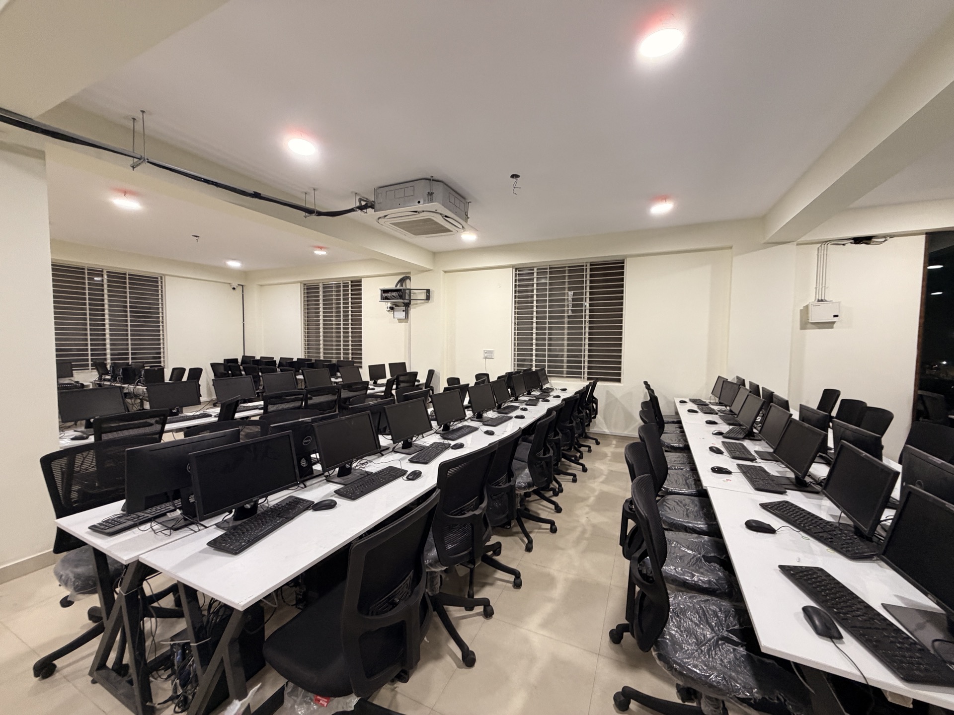 Lab seating rows at 4Tune